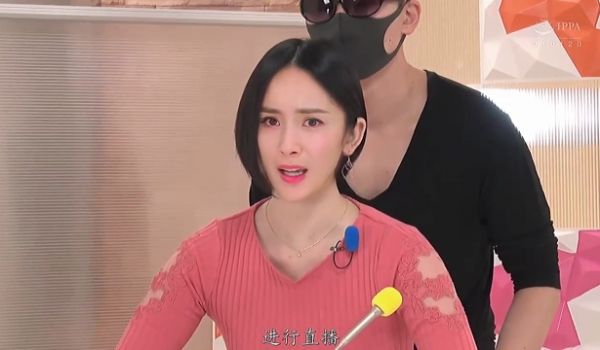明星换脸，杨幂边主持节目边被干