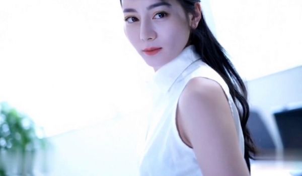 热巴 骚气女秘书