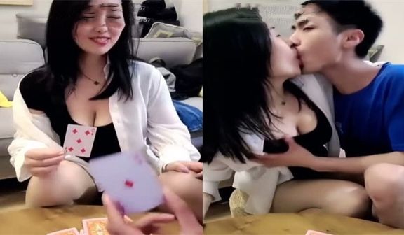 爆乳骚妇和小哥玩牌输了让小哥各种玩弄操..._