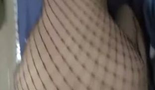 穿网袜连体装的小母狗被男友调教后入