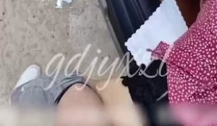 富婆少妇在银行办完业务着急接孩子，让我忽悠到路边