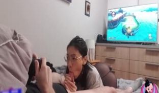 一边打游戏一边被女友口爆的!