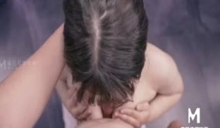 MD0012_肉感女孩意淫网拍男模自慰高潮P站.