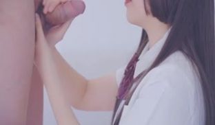 认真口交的妹妹最可爱了，没忍住口爆射了满嘴的精液