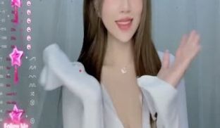 童颜巨乳女神，奶子超级大，性感比基尼丁字裤跳蛋自