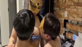 性感女警找单男和男友一起操她