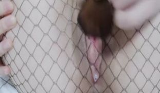 隔着网袜玩B玩到失禁的.
