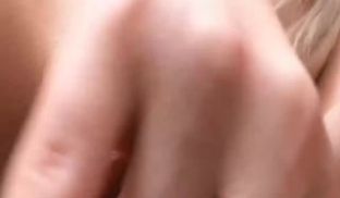 爆乳熟女用手抠摸自己的白虎逼的.
