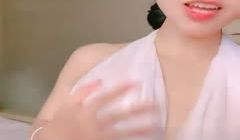 气质超棒酒窝美女！性感白色短裙！笑起来甜美，坐马