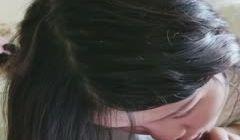 骚女边玩手机边口交的。！