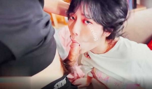 【台湾】极品正妹在沙发上熟睡时被饥渴男友突然插入