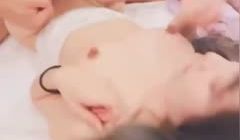 近期很火的〔台湾〕系列姐姐在旁边睡觉挑逗姐夫偷偷