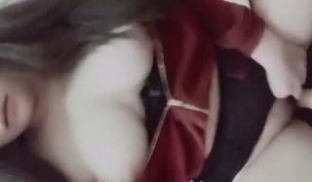 爆乳把运动服撑开了.