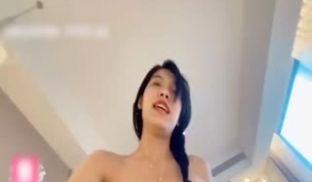 大屌叔叔狠干美女主播.