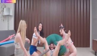 女孩们的脱衣游戏，解锁做爱的多种姿势的.