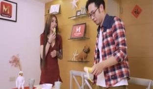 MD0139_突袭女优新春特别篇瞒着爹娘偷做爱官