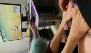 女友一边吃鸡一边帮我足交的.