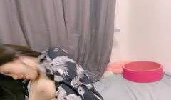 D罩杯风骚大奶小骚货很会玩诱惑，半脱下黑丝翘起双