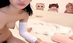 让学生妹口交大鸡鸡被嘴里射射呢。