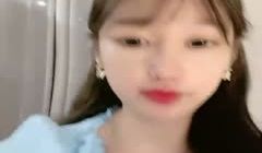 直播颜值区极品美女下播前给大家小秀一波。