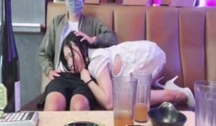 KTV包房爆操陪酒小姐最后射在了她的嘴里的。
