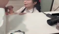 JK制服卫生间口爆颜射的。