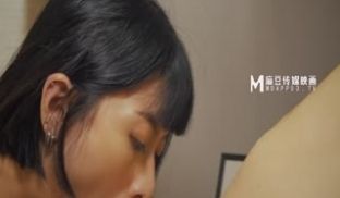 MD0225_骚女水电工湿身慾女兄弟轮插官网.
