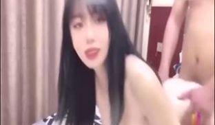 up主小桃首次户外勾搭陌生人拍视频的。