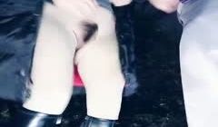【渣女来袭】，寒冷初冬，风骚小姐姐出门勾搭，小树