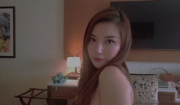 nico骚淫妻的外卖勾搭的。