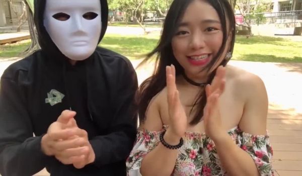 白天约会蒙面人，激情做爱爽歪歪的。