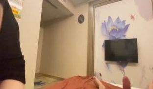 爆乳美少妇浴室洗澡开房打炮怕被发现的。