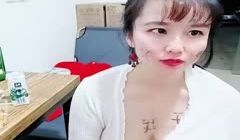 风骚老板娘全程露脸开着店门就在镜头前坦胸露乳，奶