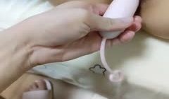 学舞蹈的00后_粉色背心贫乳气质美女和炮友激情啪
