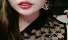 女神级刚下海美女，情趣装拨开丁字裤.