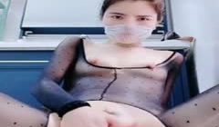 短视频 极品黑丝主波对着镜头抠尿喷一屏.