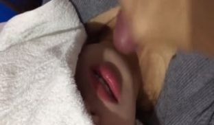 不愿露脸的女友，口爆肉棒射嘴里！.