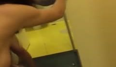 女友身材太好惹的男友在穿衣镜前猛烈抽插.