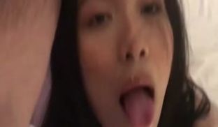 贪婪的吞吃精液.