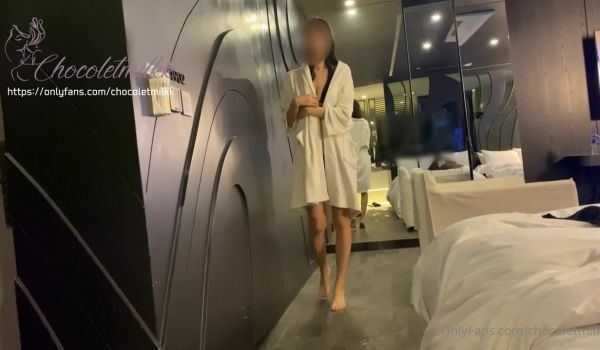 好想穿着比基尼在户外游泳池干阿