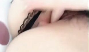 穿着蕾丝情趣装自慰骚逼