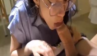 极品白皙正妹的口爆吞吐！眼镜婊都爱大鸡巴