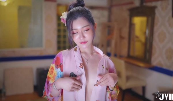 日系的风情樱花妹里面什么都没穿.