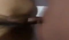 淫荡小女友 抬起双腿中出猛烈抽插 还不让拍