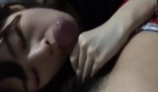 周末哪也不去就待出租房里，大学女友帮我口，口活太