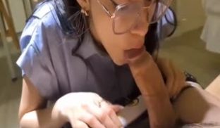 0个眼镜9个骚！女友卖力口交含大屌十分卖力，对白