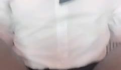 在小穴里来回抽插