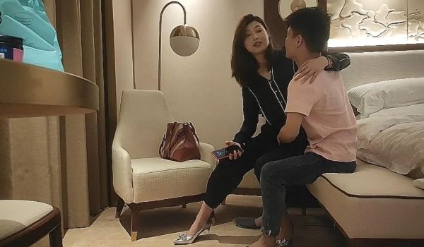 7CM大长腿御姐跪着吸吮舔屌多毛骚穴埋头舔骑乘爆
