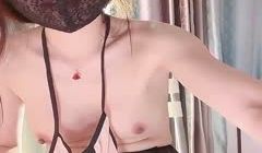 KU蜜桃臀九头身网红女神！黑丝美腿无毛粉穴！扭腰