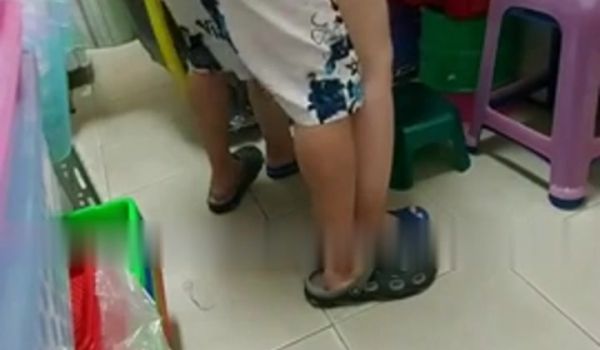 大哥去进货了弟弟和嫂子在仓库里偷情啪啪如狼似虎的